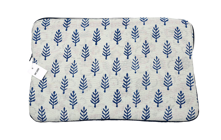 Funda para portátil Sari reutilizada: color crema suave con motivo de árbol azul marino