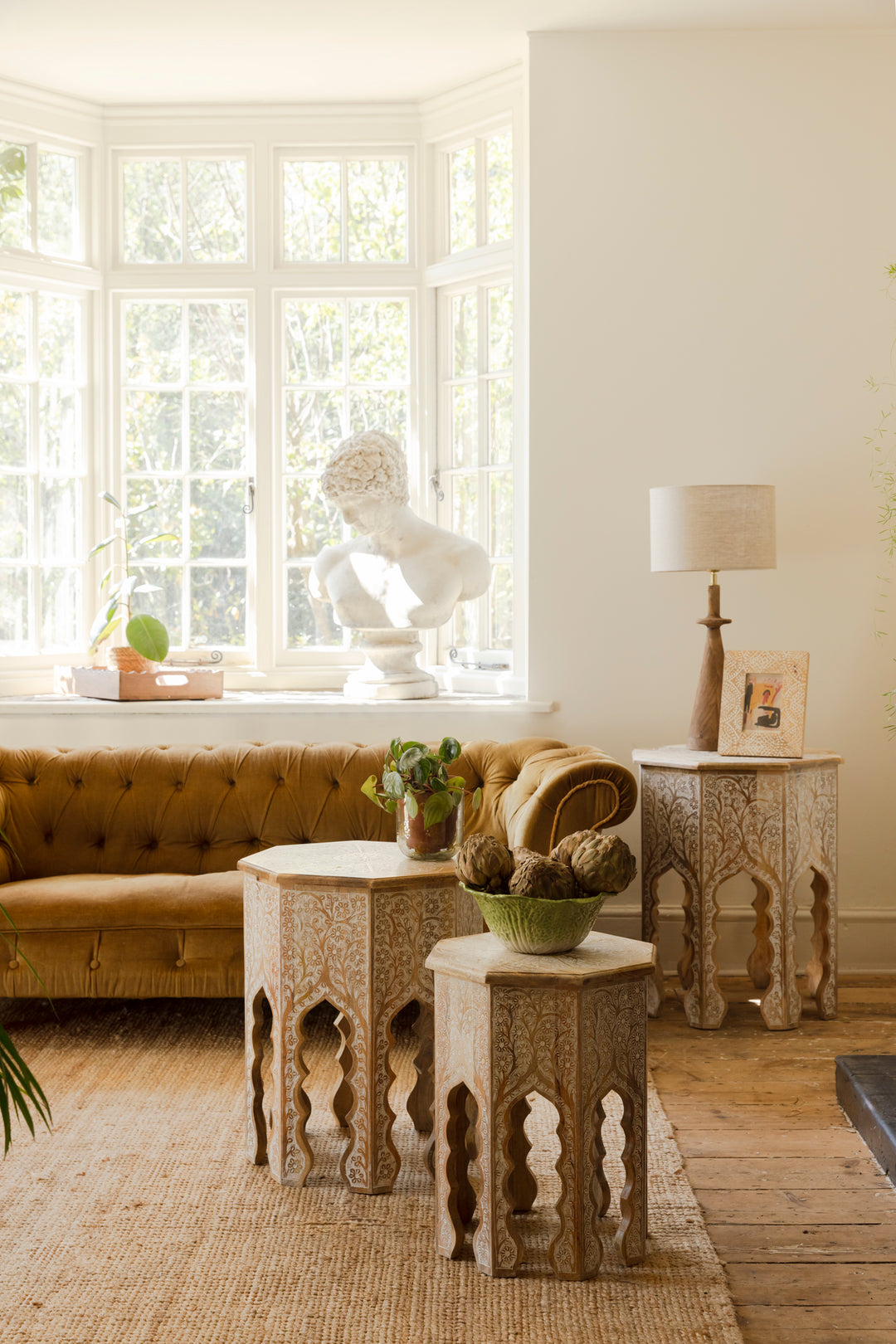 Juego de mesa auxiliar india octogonal con diseño floral blanco pintado a mano