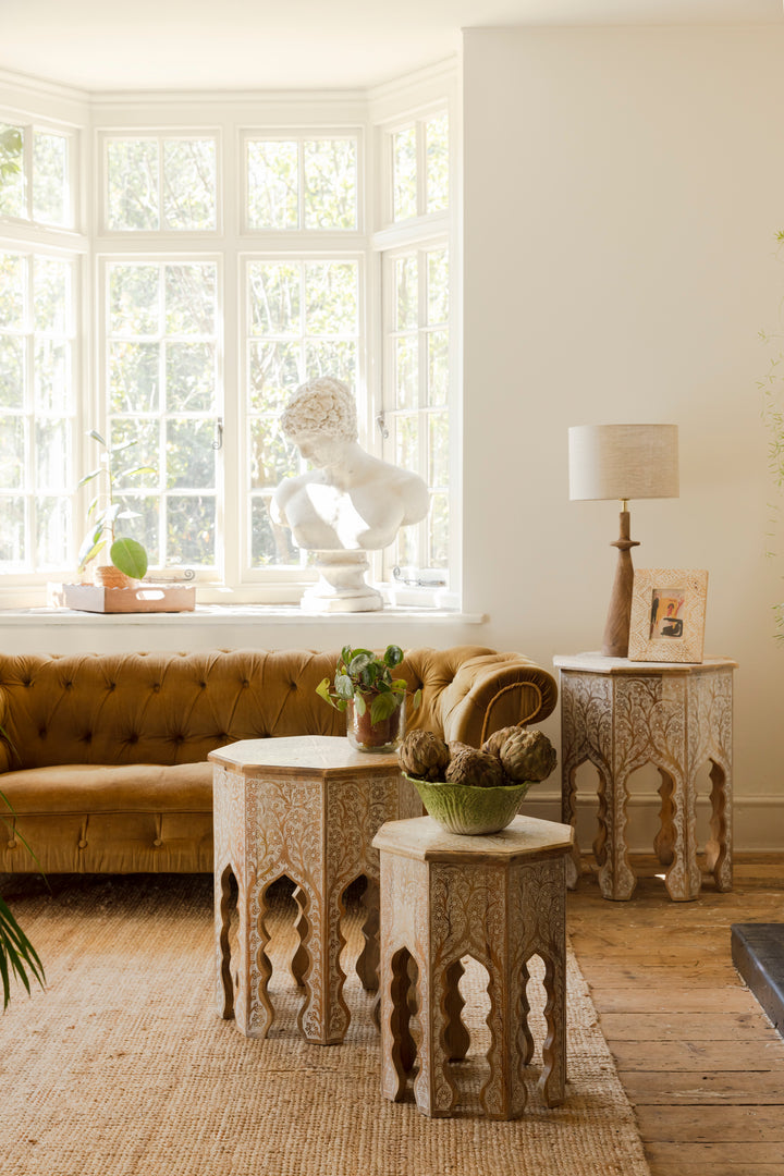 Juego de mesa auxiliar india octogonal con diseño floral blanco pintado a mano