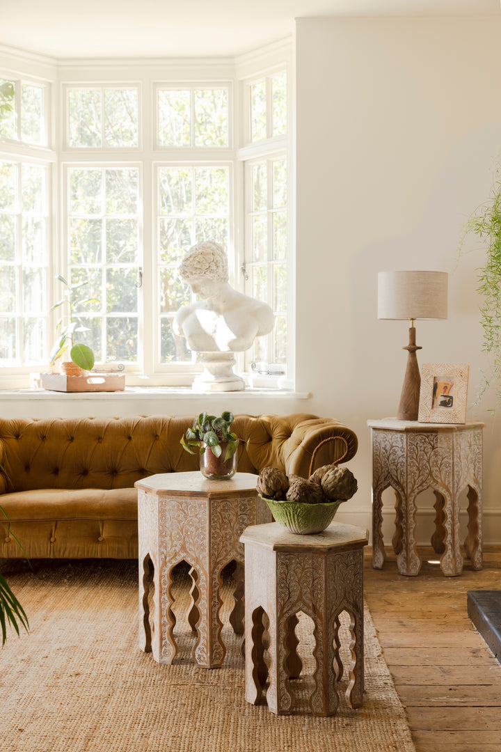 Juego de mesa auxiliar india octogonal con diseño floral blanco pintado a mano