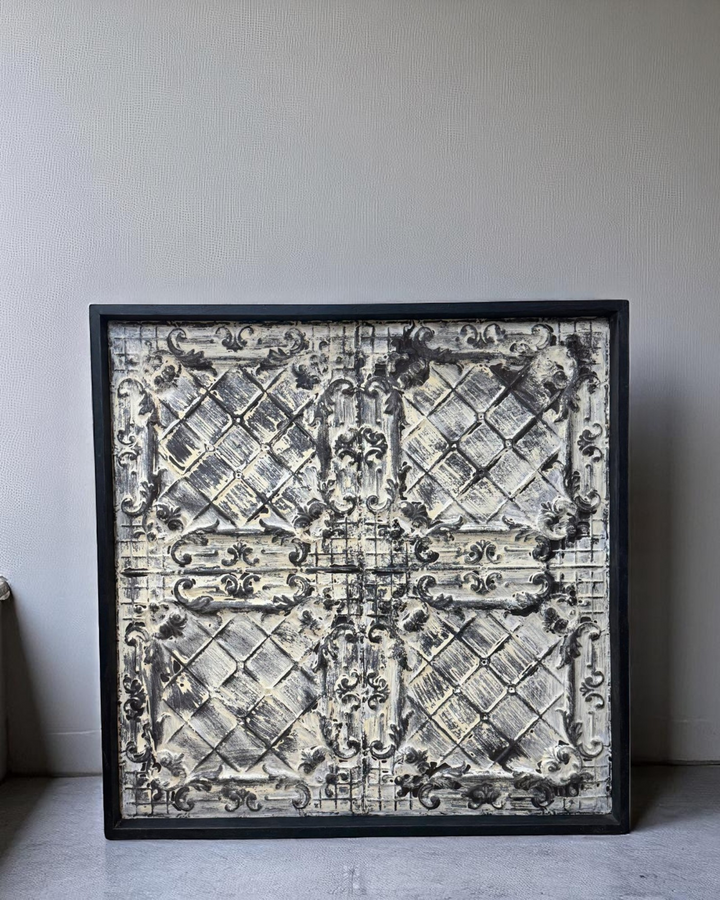 Azulejo indio grande de hierro recuperado para techo, acabado encalado con detalles grabados a mano. 