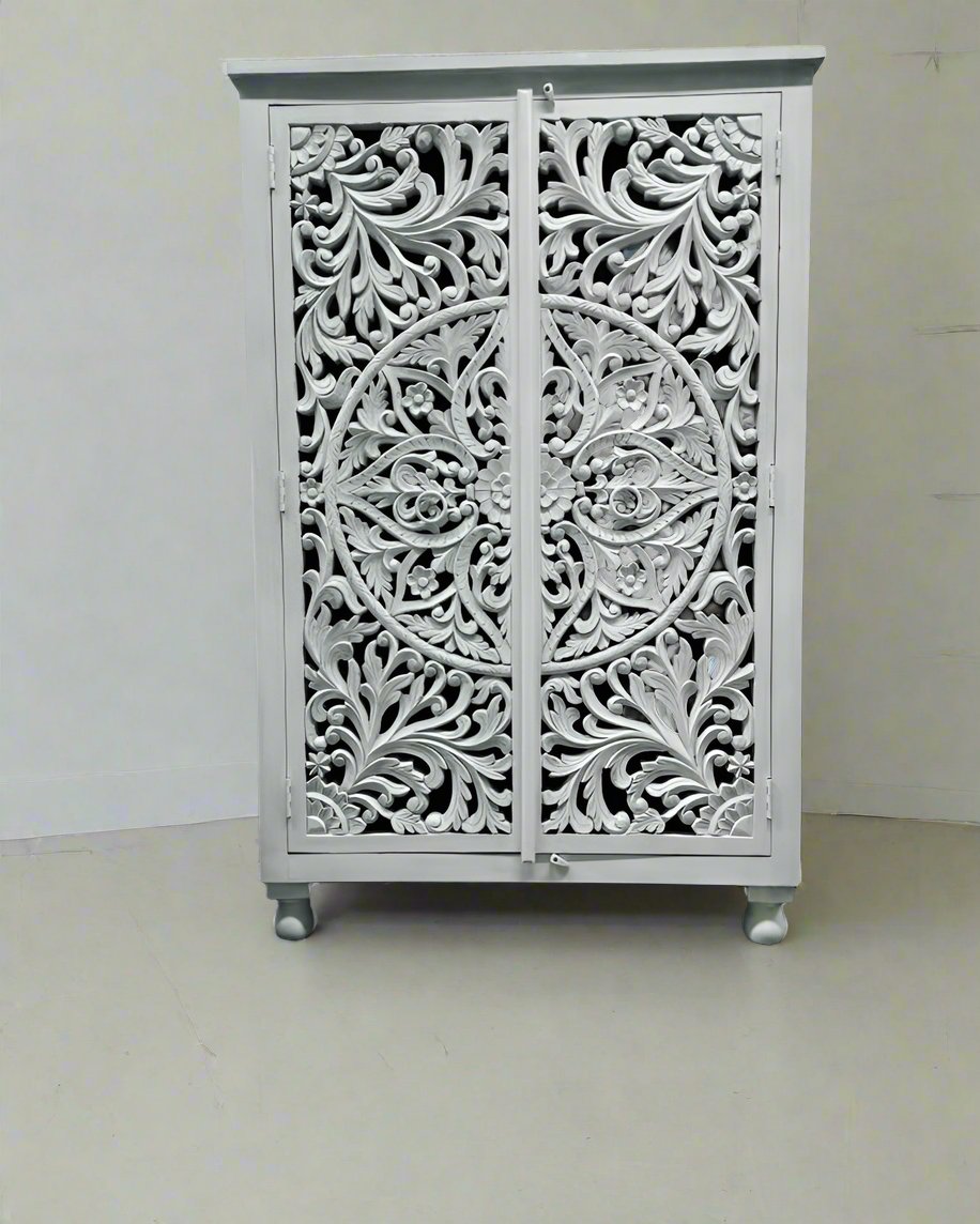Armario de madera de mango tallada a mano, acabado blanqueado con detalles florales