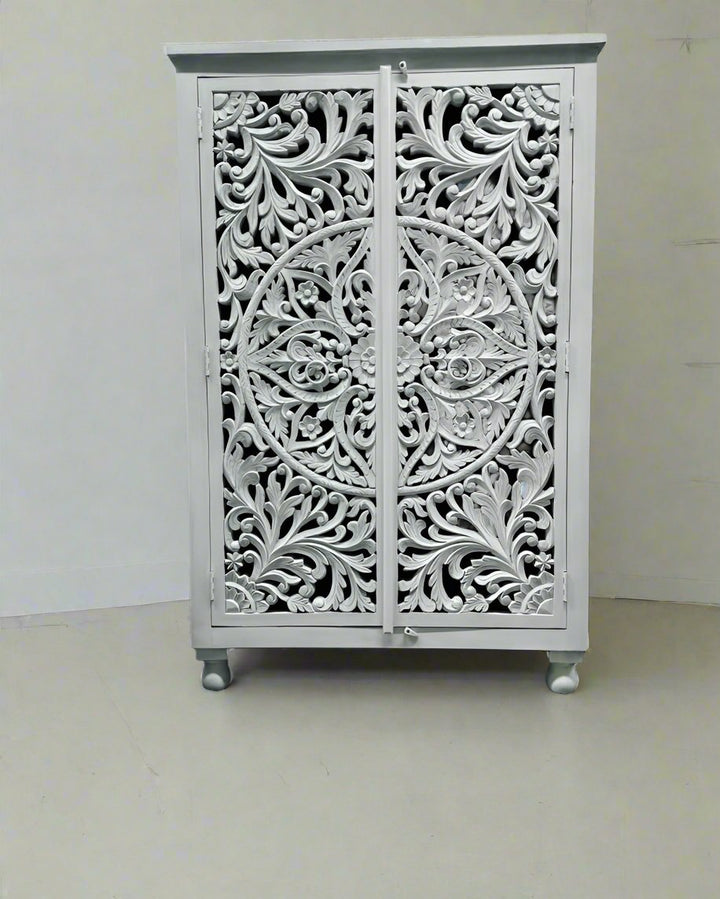 Armario de madera de mango tallada a mano, acabado blanqueado con detalles florales