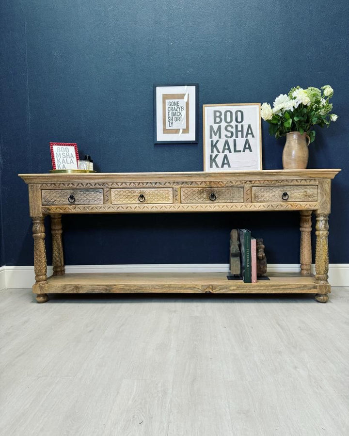 Consola de madera de mango tallada a mano con cuatro cajones