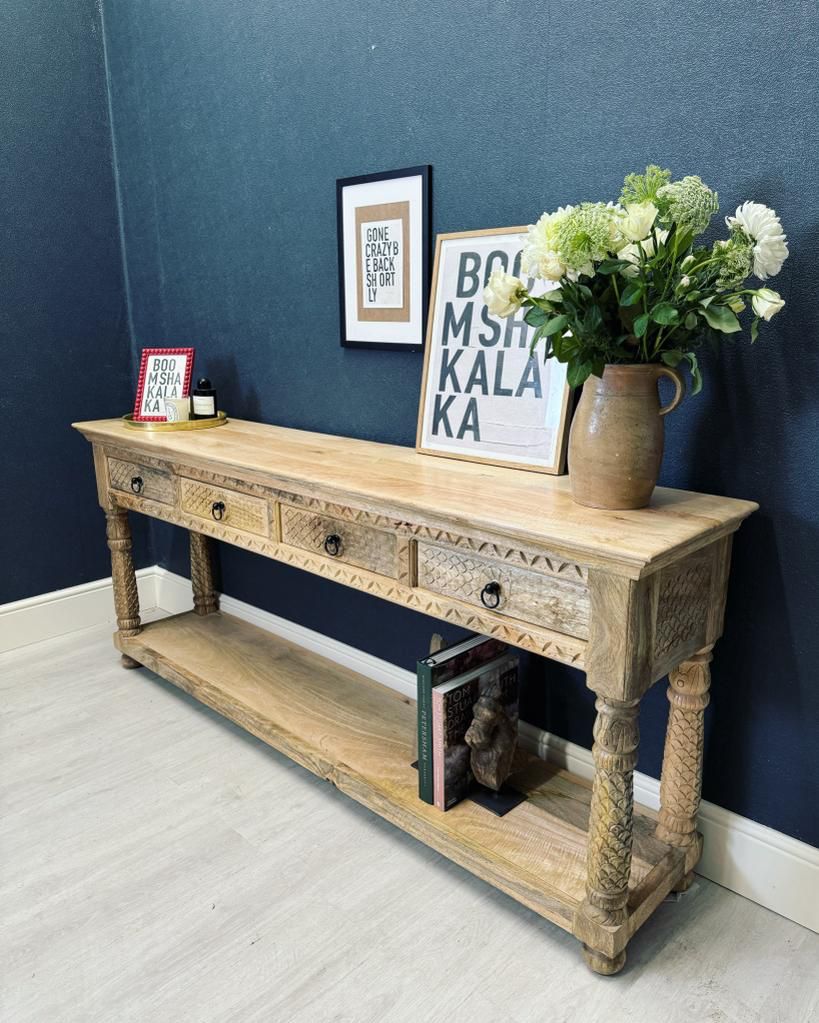 Consola de madera de mango tallada a mano con cuatro cajones