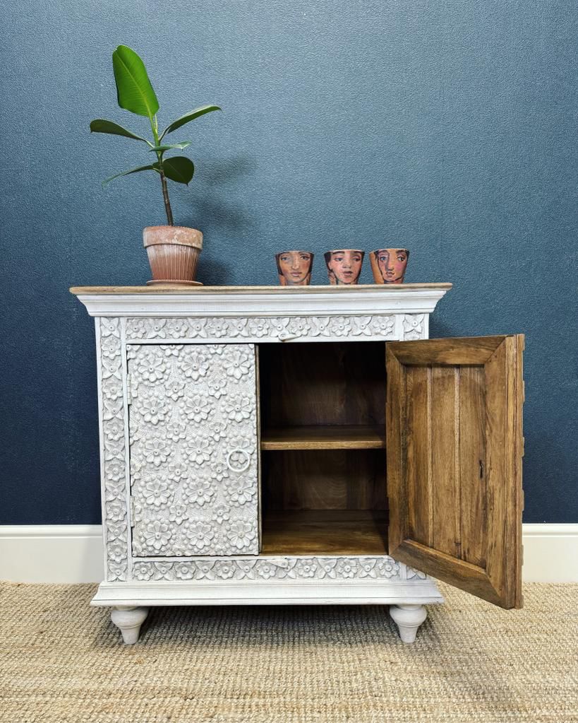 Aparador de dos puertas con pétalos tallados intrincados - (KHSD97WN)