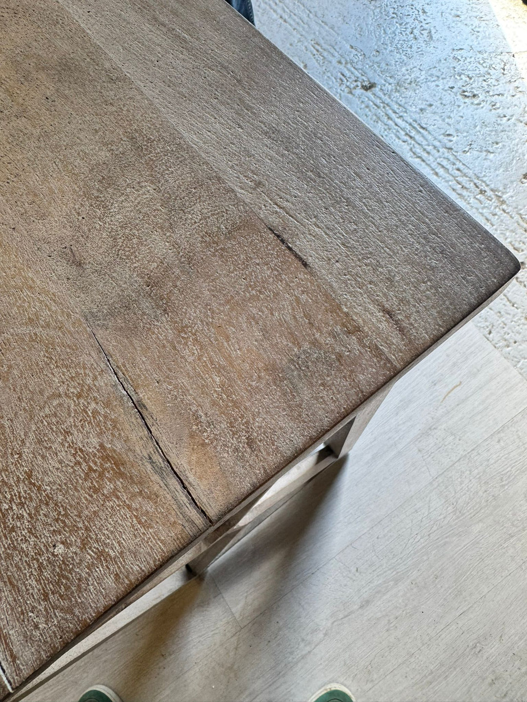 Consola geométrica de madera de mango – Acabado natural
