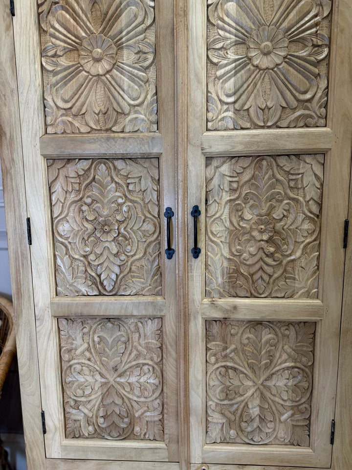 Armario de madera de mango de dos puertas y dos cajones – Acabado natural claro