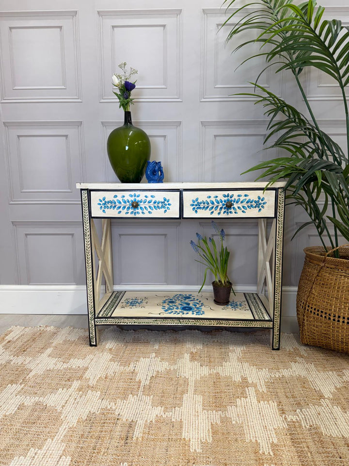 Consola pintada a mano, acabado crema con detalles florales en turquesa y dos cajones.