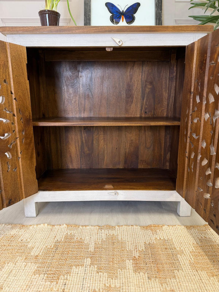 Aparador de madera de mango blanqueada, tallada a mano, con tablero natural y detalles de mandala.